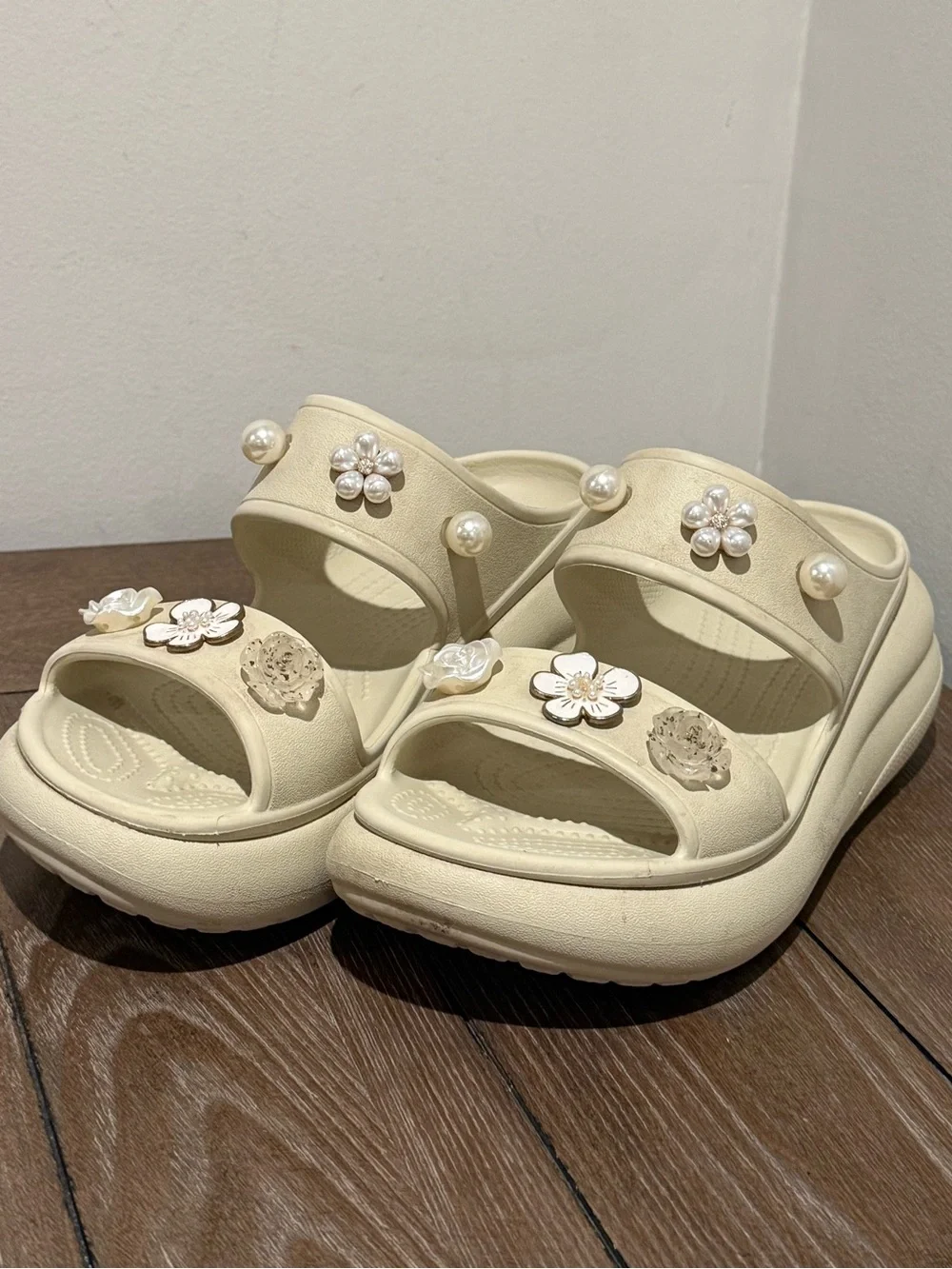 Crocs Mega Crush Platform Sandal Cream Women's Sz 8 flower pearls Jibbits bridal